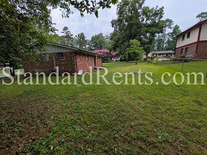 3 bed, 1.0 bath, 1140 sqft, $1,525 — Photo 3