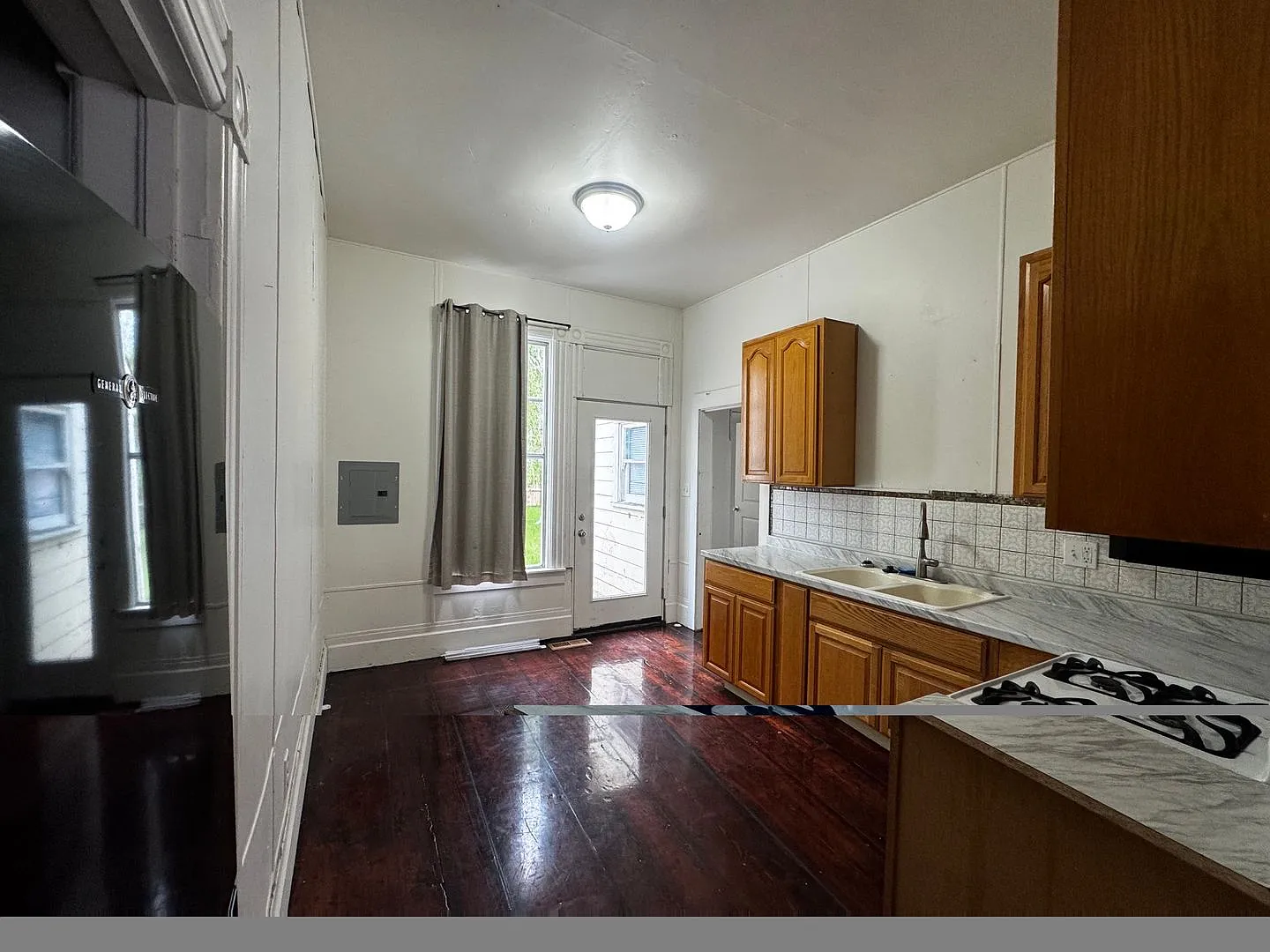 910 8th ST — Photo 3