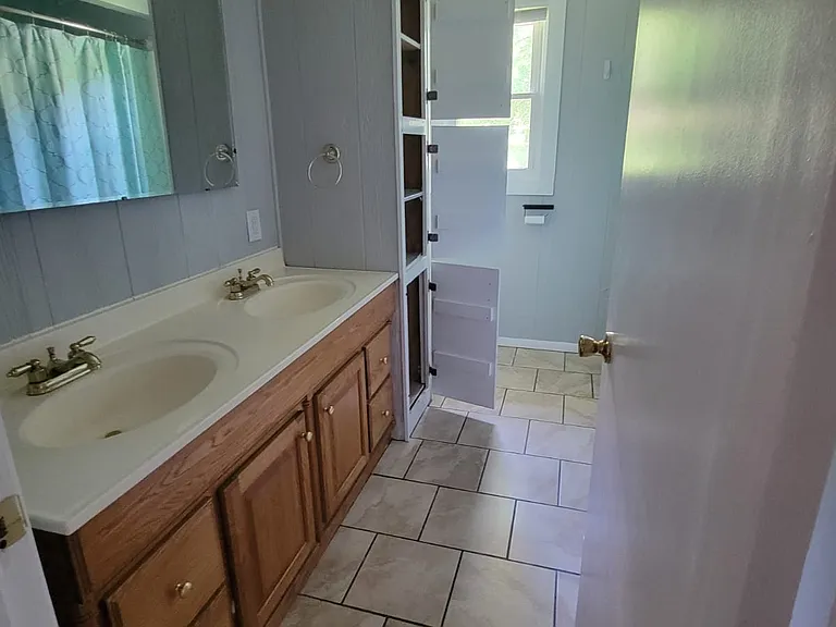 110 Hawthorne Ln — Photo 5