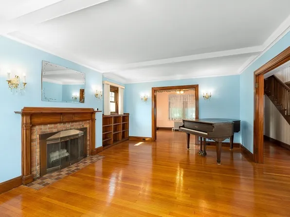 4 Beauport Ave, Gloucester, MA 01930