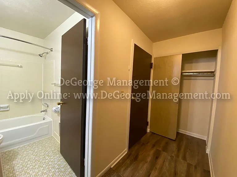 Woodside Court Apartments — Photo 16