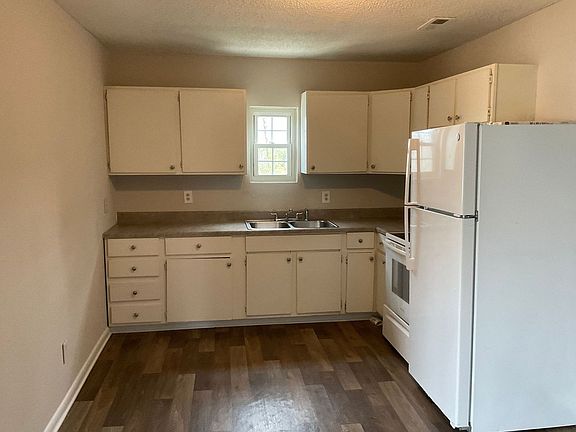 3rd image of 1043 Mountain Crest Dr