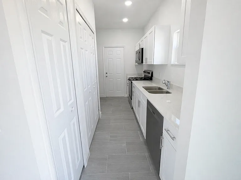 1248 Hillcrest St E — Photo 14