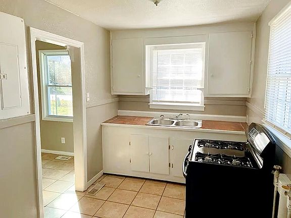 5th image of 3063 Meade St