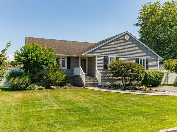 1 Garfield Place, Lindenhurst, NY 11757