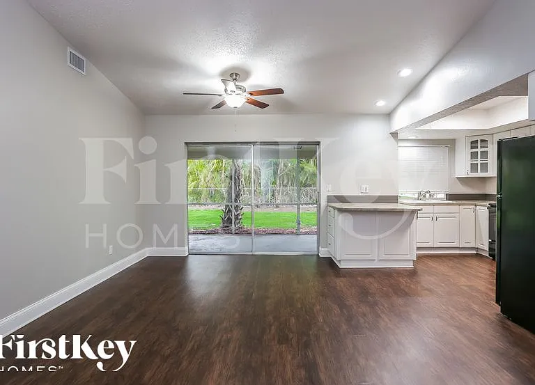 3423 SE 8th Pl — Photo 9