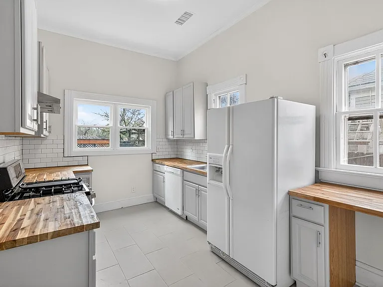 321 Orleans St SE — Photo 7