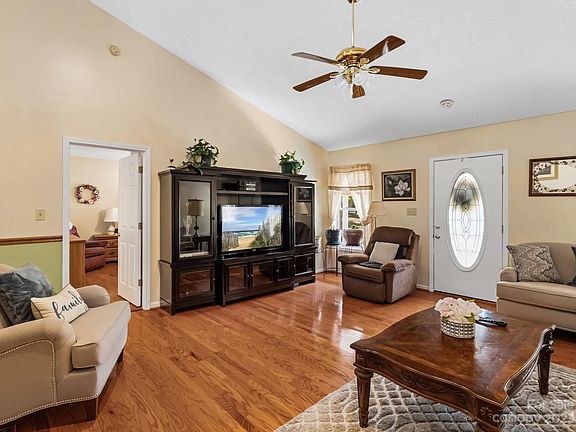 3rd image of 1123 Knollwood Dr