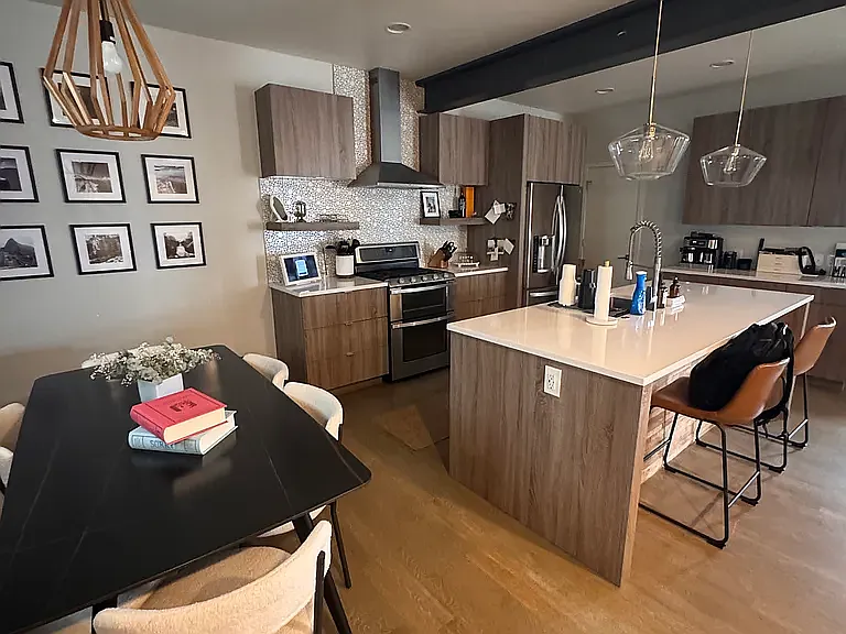2 bed, 2.5 bath, 2200 sqft, $5,250 — Photo 3