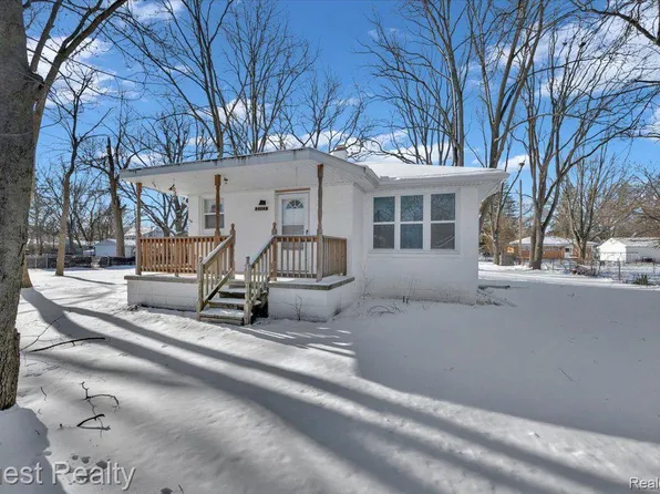 21185 Poinciana St, Southfield, MI 48033