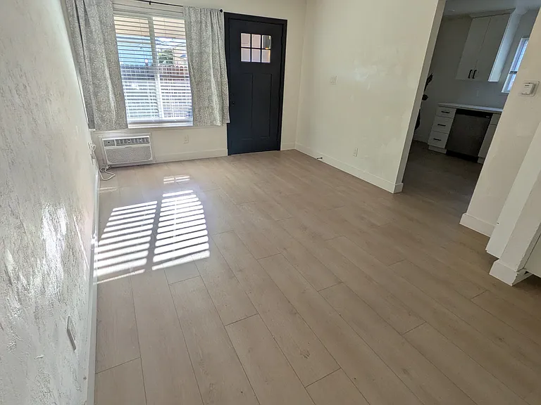 820 S Lloyd St — Photo 2