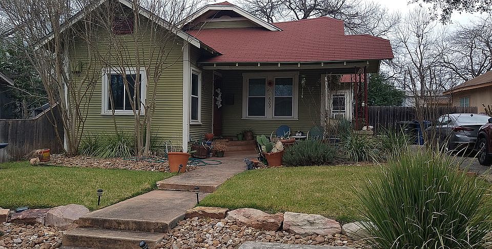 1st image of 609 W Lullwood Ave