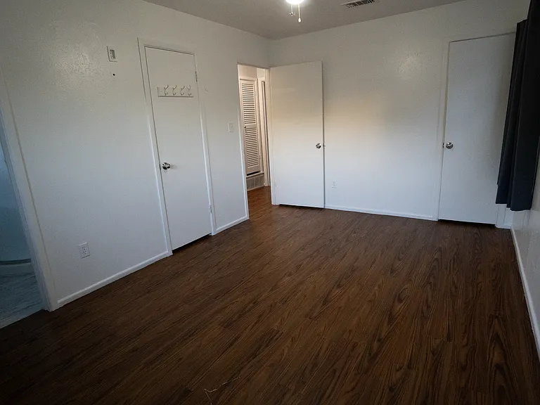 1004 Russell Ln — Photo 25