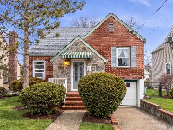 9 Clinton Street, Elmont, NY 11003