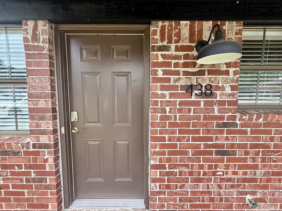 438 Helen St