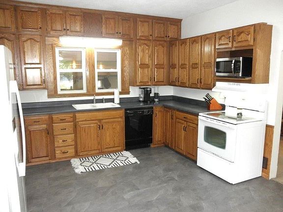 4th image of 703 Ash St