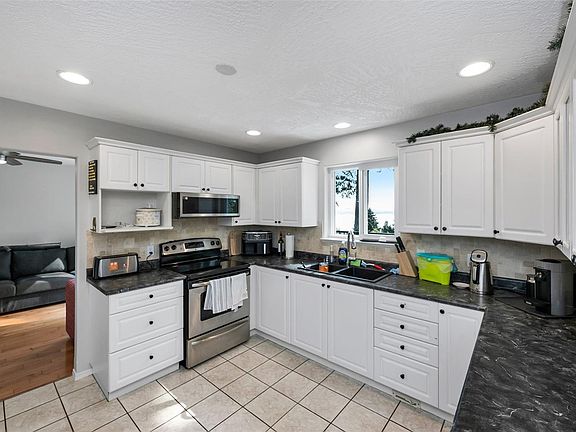 3rd image of 2437 Benko Rd