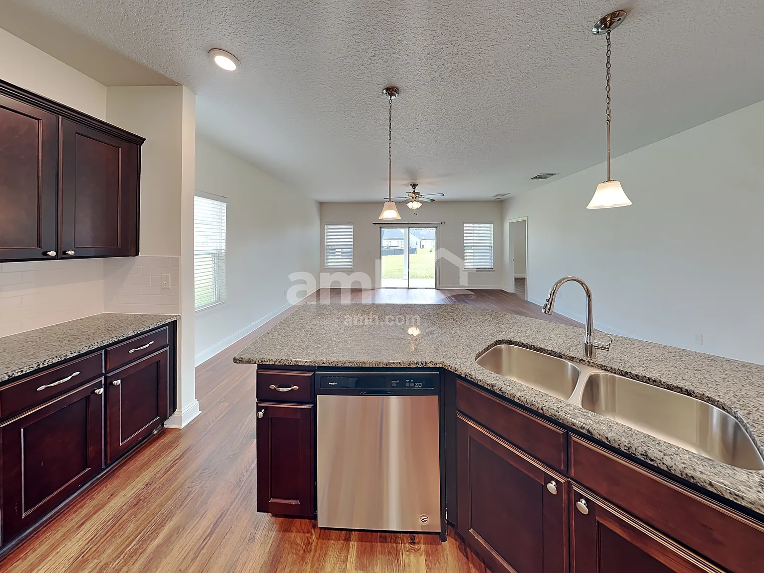 3 bed, 2.0 bath, 1606 sqft, $2,060 — Photo 4