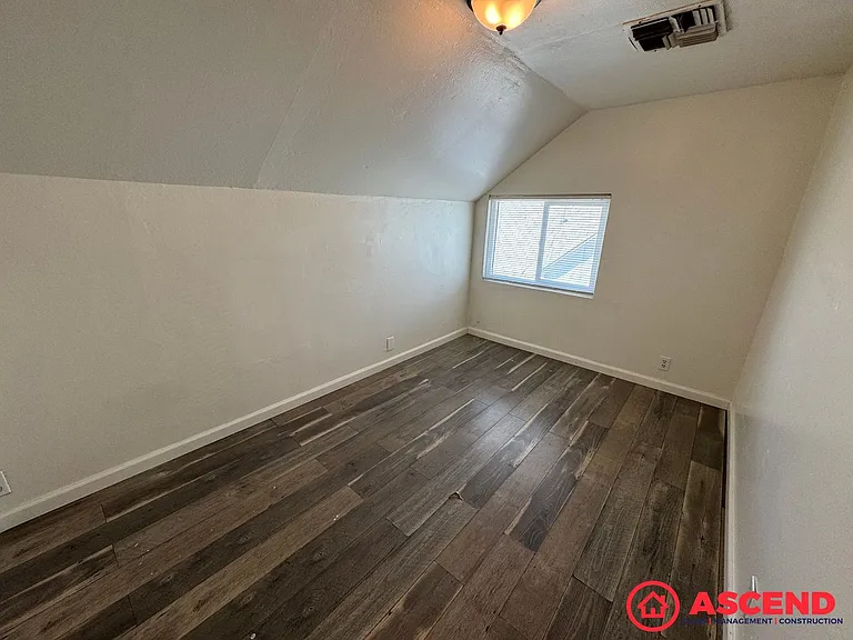 201 Truxtun Ave — Photo 16