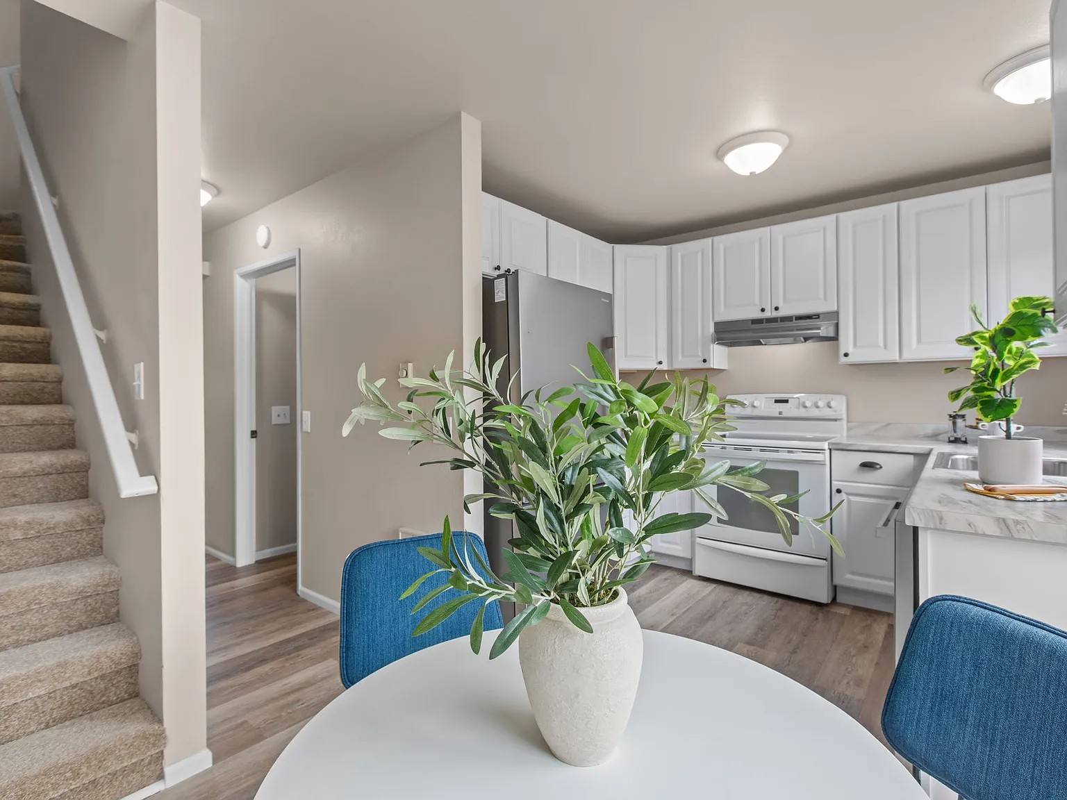 2 bed, 1.5 bath, 900 sqft, $1,950 — Photo 3