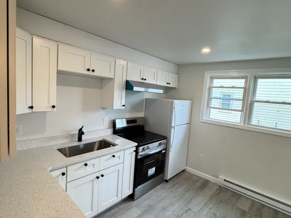 54 Jay St APT 1, North Attleboro, MA 02760