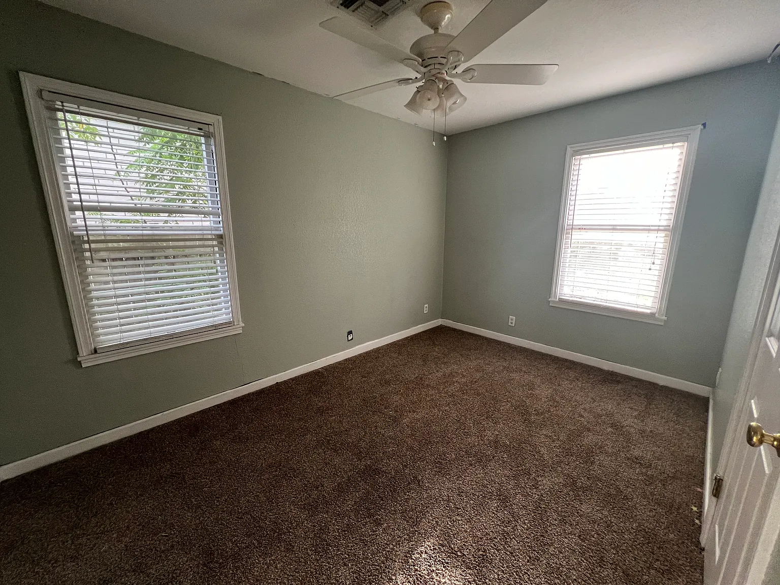 3 bed, 980 sqft, $1,200 — Photo 3