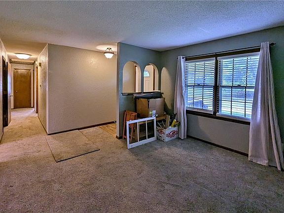 3rd image of 108 NE Summit Dr