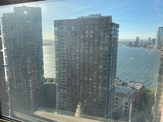 Sold by Manhattan Network Inc. | media 9