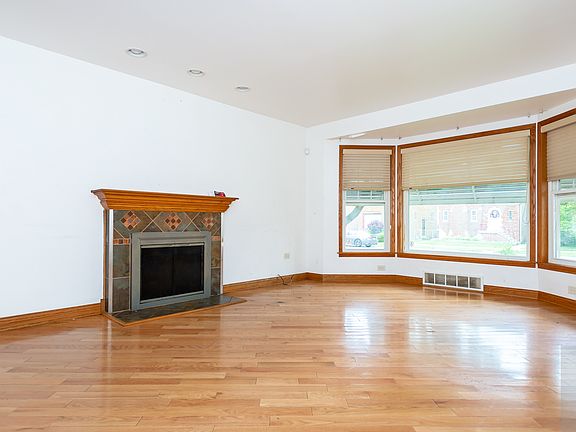 3rd image of 10428 S South Park Ave