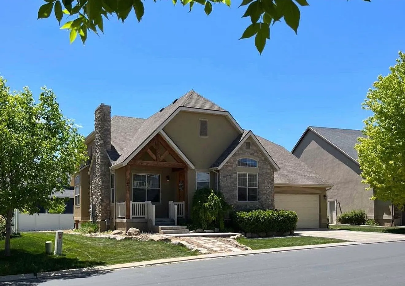 2049 W Sunflower Ln — Photo 2