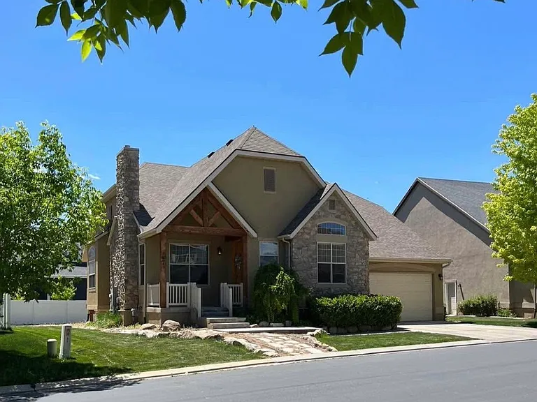 2049 W Sunflower Ln — Photo 2