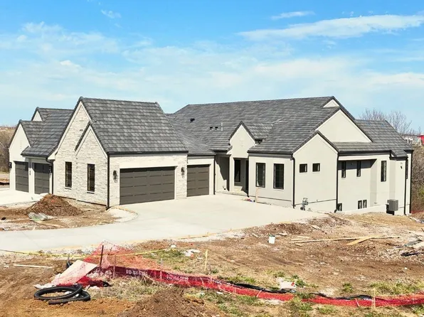 13751 Pembroke Cir, Leawood, KS 66224