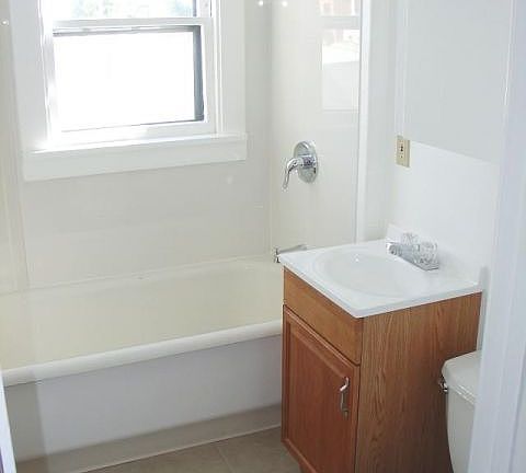 4th image of 305 S 28th St APT 1