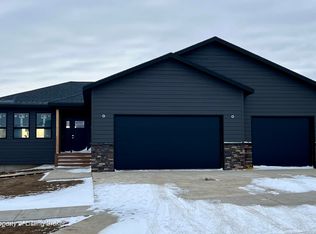 520 River Dr, Dickinson, ND 58601