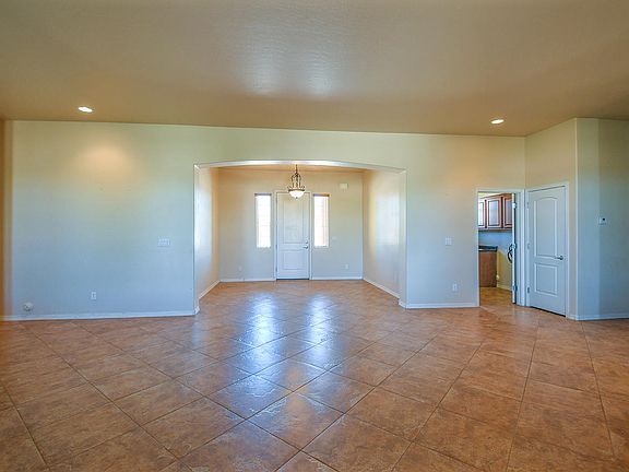 4th image of 616 S Linden Pl