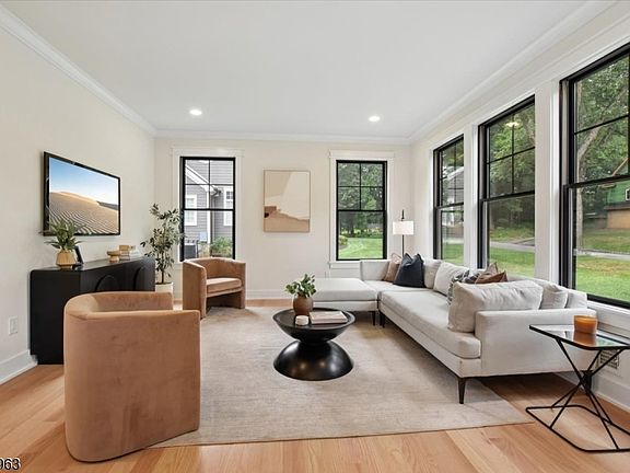 5th image of 32 Felch Rd