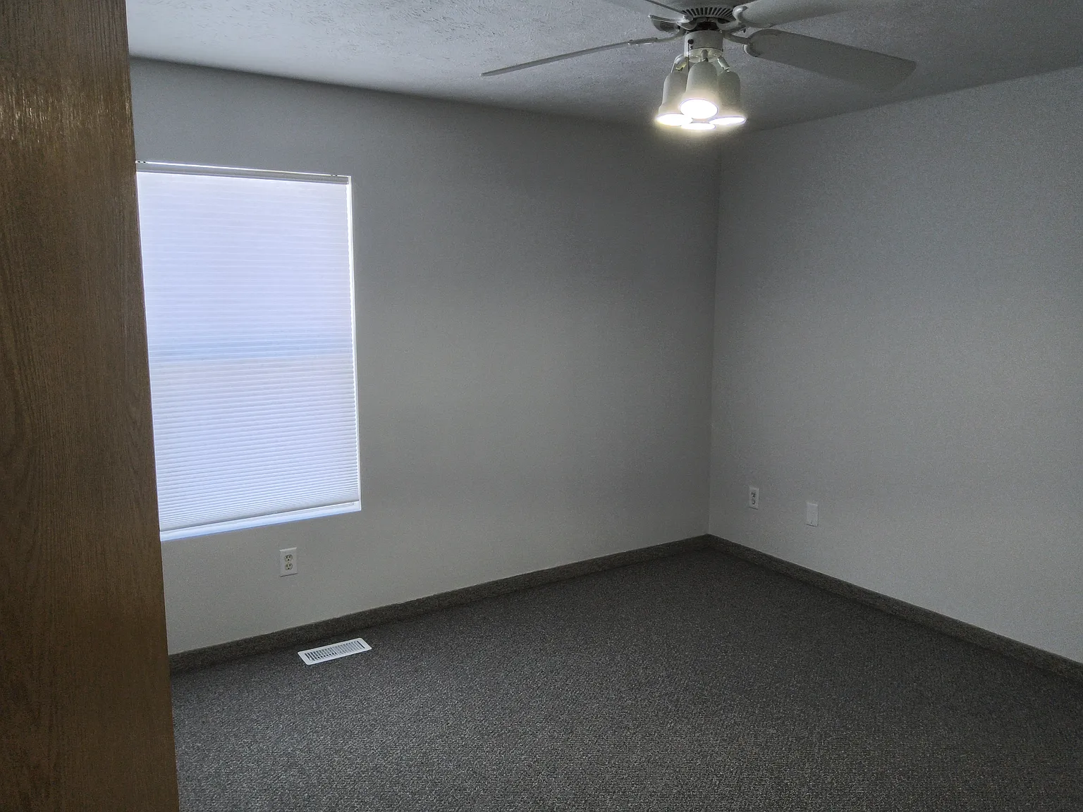 3 bed, 1.5 bath, 1250 sqft, $1,050 — Photo 4