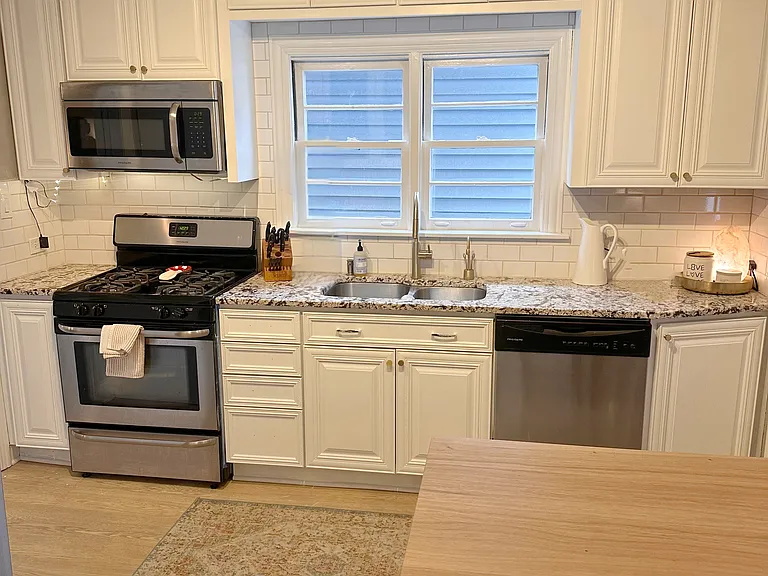 415 Bloom St — Photo 29