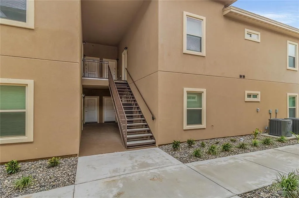 2 bed, 2.0 bath, 1000 sqft, $995 — Photo 2