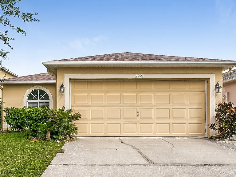 2221 Heathwood Cir — Photo 1