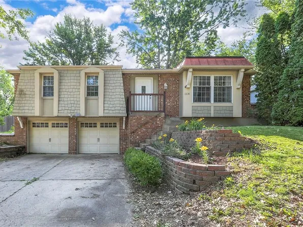 1108 NW Canterbury Rd, Blue Springs, MO 64015