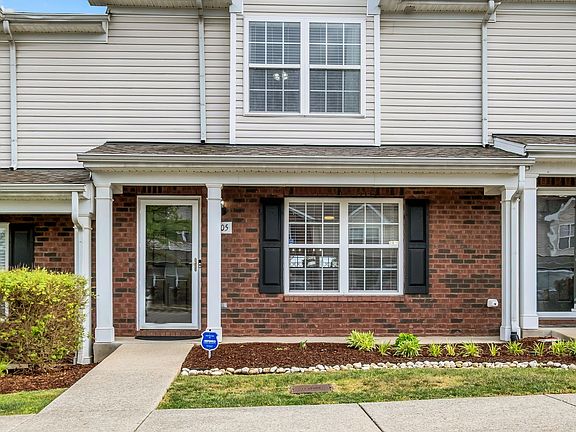 3rd image of 305 Doe Ridge Ct