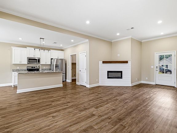 4th image of 300 Yellow Pine Dr