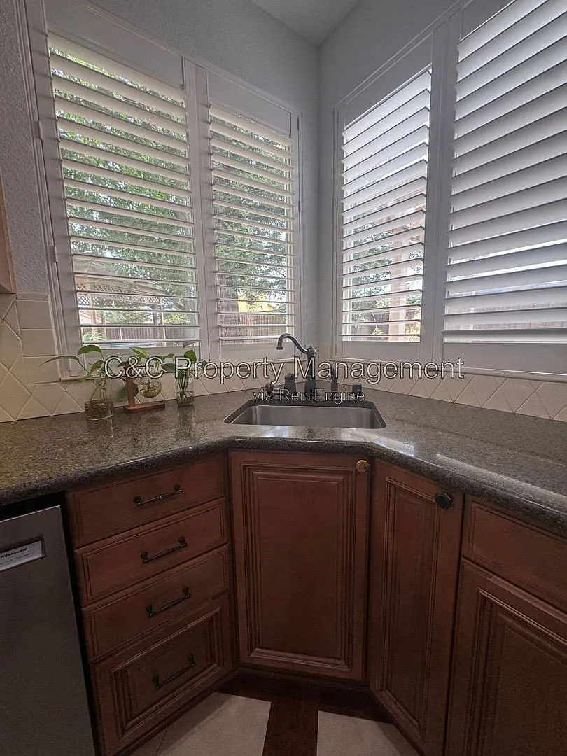 5 bed, 3.0 bath, 2646 sqft, $3,800 — Photo 4
