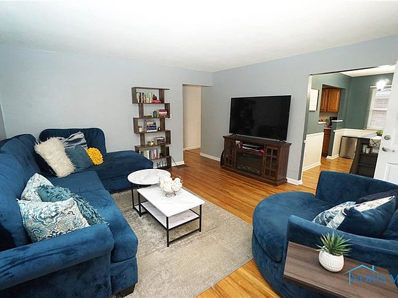 3rd image of 3939 Darewood Dr