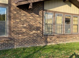 2726 Roundtree Dr, Troy, MI 48083