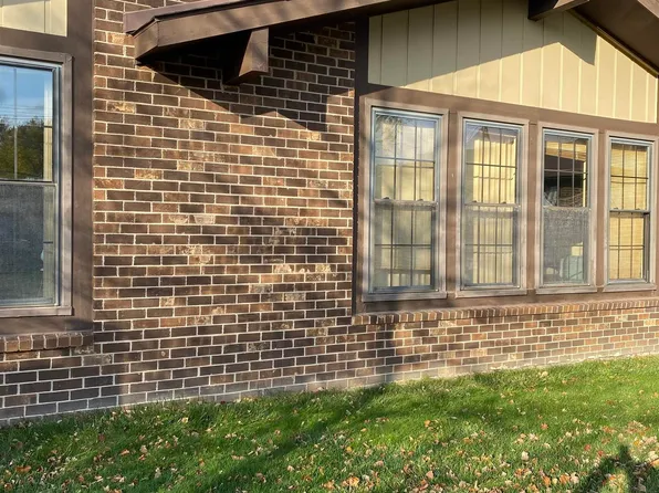 2726 Roundtree Dr, Troy, MI 48083