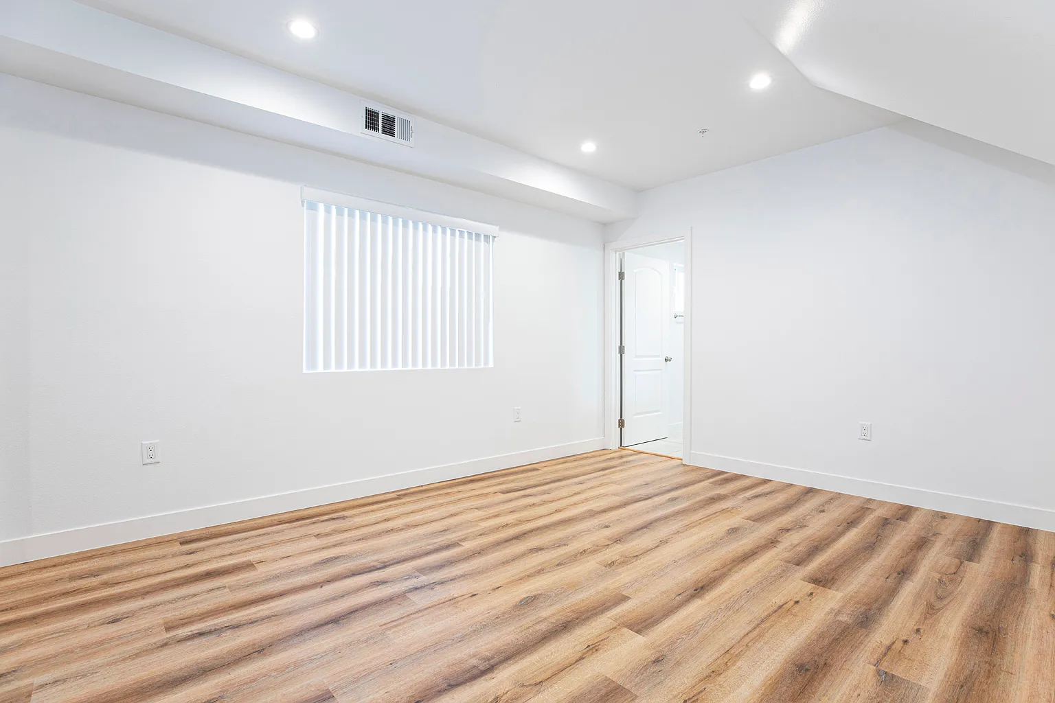 3 bed, 3.5 bath, 1545 sqft, $3,750 — Photo 2