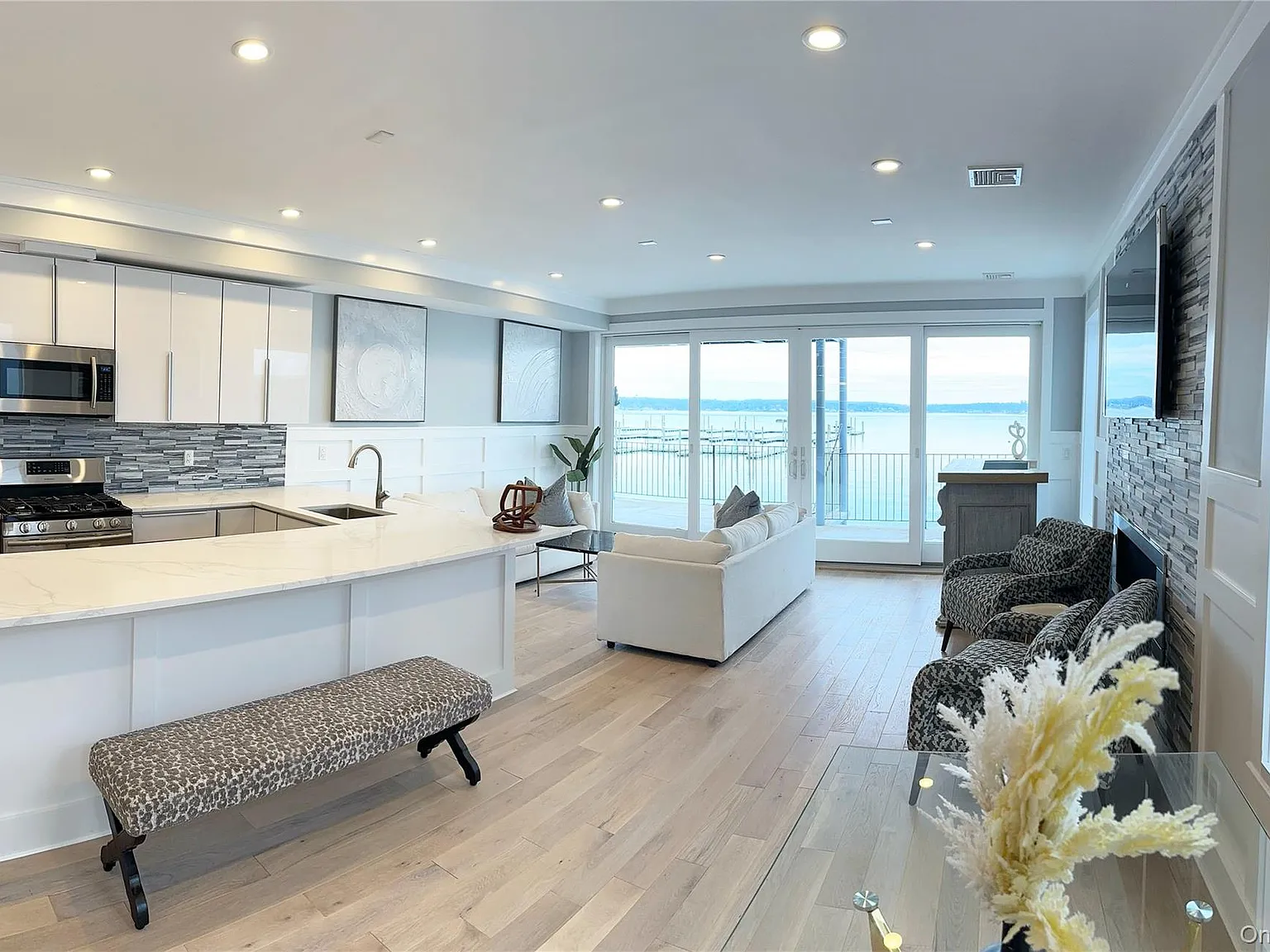 3 bed, 2.5 bath, 1500 sqft, $6,900 — Photo 3