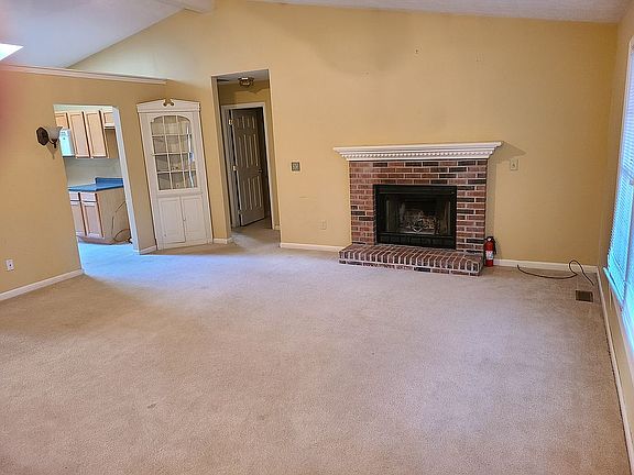 VAULTED CEILINGS/SKYLIGHT